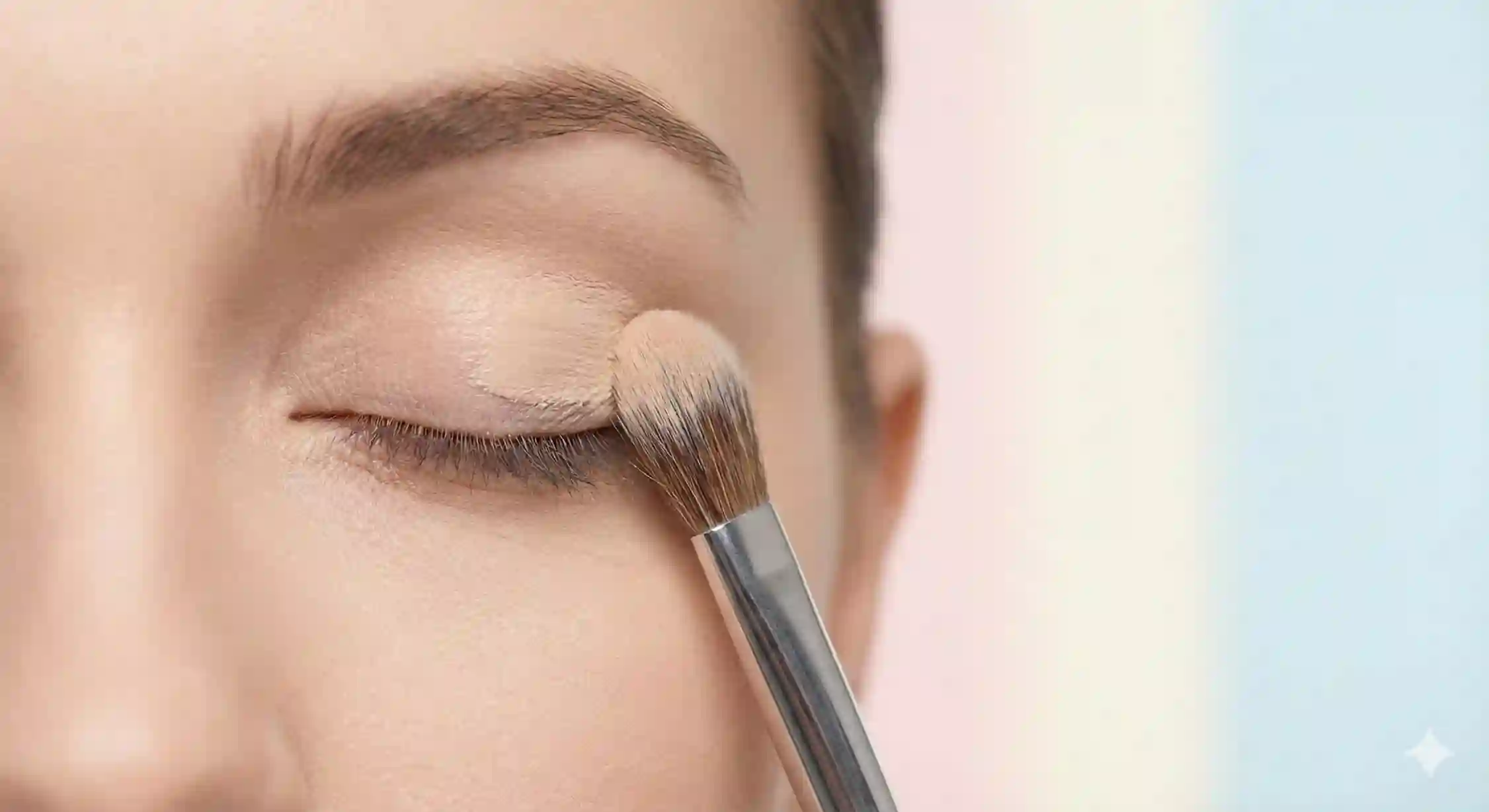 نحوه زیرسازی پلک با پرایمر و کانسیلر برای جلوگیری از ریزش خط چشم.